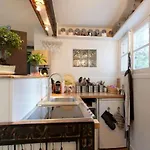 Beautiful 1 Bedroom Home In Paris