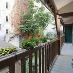 Beautiful 1 Bedroom Home In Paris